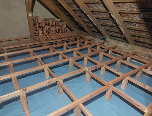 Zateplení stropu zděného rodinného domu pomocí foukané izolace